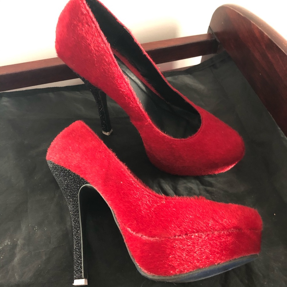 Red Pumps - Picture 2 of 7